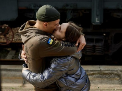 Укрзалізниця привітає захисників та захисниць із Днем закоханих від імені їхніх других половинок