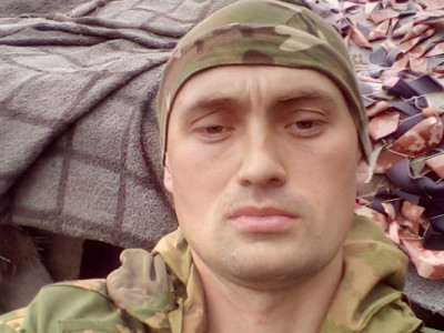 Чоловік стрибав на милицях закладами по 17 км за день, щоб його визнали непридатним