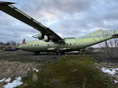 Невідомі продають військовий літак Ан-12