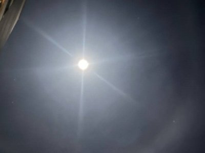 У небі помітили дивовижне місячне гало