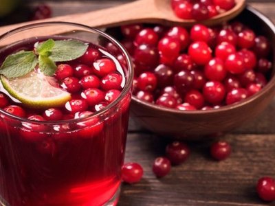 Кому не можна їсти журавлину?