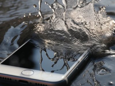 Apple попереджає, що не варто сушити iPhone за допомогою рису в разі утоплення