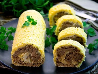 Смачний та оригінальний сирний рулет з курячою печінкою