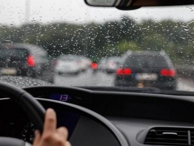 Як безпечно їздити у дощову погоду: поради патрульних поліцейських