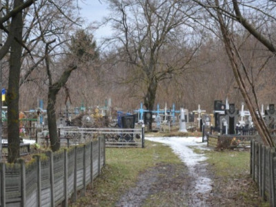 Молодих не чіпайте, забирайте мене- орки розстріляли чоловіків на кладовищі