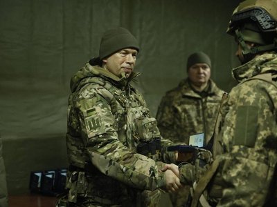 Сирський на передовій вручив нагороди найкращим бійцям за мужність і героїзм