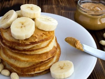 Бананові млинці: рецепт легкого й поживного сніданку