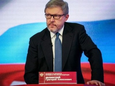 Російський політик, уродженець Львова Григорій Явлінський закликав владу України «припинити опір і погодитися на вимоги Росії»