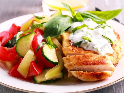 Салат із курячим філе, омлетними млинцями та огірками: оригінальний рецепт