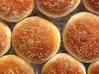 Неймовірно м'якенькі булочки, що обійдуться в копійки: для чаю чи бургерів