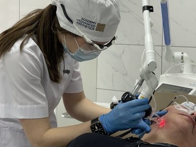 Лікарі відновлюють обличчя жінці, яка постраждала від обстрілу РФ