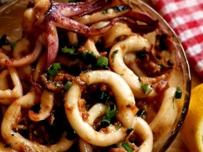 Як в ресторані: смажені кальмари з цибулею