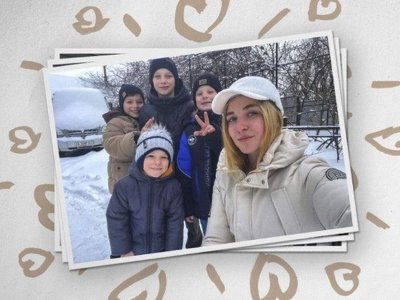 Волонтерить і виховує чотирьох прийомних хлопчиків: як 23-річна модель стала багатодітною мамою