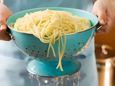 Чи варто промивати макарони: відповідь шеф-кухаря