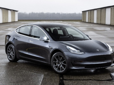 Зламали за 30 секунд: хакери показала уразливість електромобіля Tesla