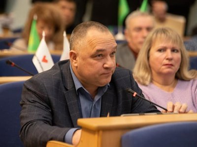 Сумнівний професор у сумнівному ВНЗ: як один депутат будує свою наукову кар’єру