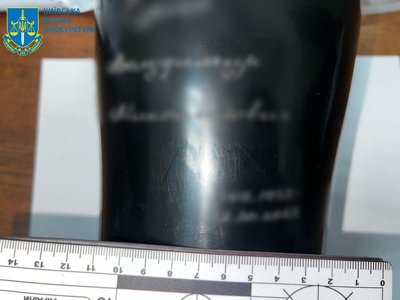 Посеред пустиря в Києві знайшли 20 урн із прахом
