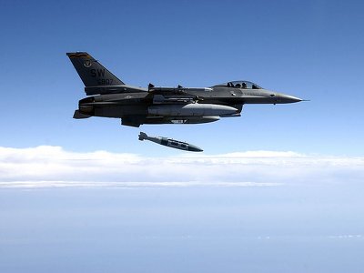 У США готуються випробувати F-16, яким керуватиме штучний інтелект: міністр ВПС стане пасажиром