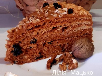 Медівник з чорносливом просочують кремом