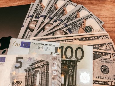 Долар зріс, а євро подешевшав: курс валют на 13 квітня