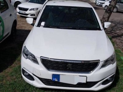 У Рівному оштрафували таксистів, які паркувалися на газоні