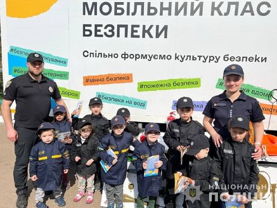 Мобільний клас безпеки навчає дітей як уникнути різних небезпечних подій ❤️ …