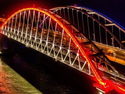 У Криму пролунали вибухи: окупанти перекривали Кримський міст