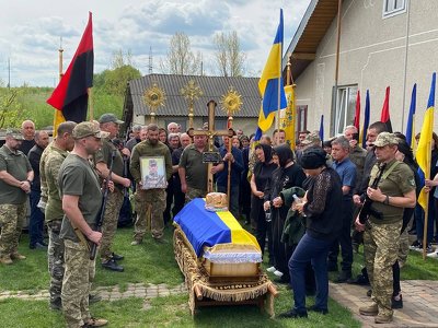 У селі Воронів попрощалися та провели в останню дорогу Захисника- Ленчовського Романа Романовича