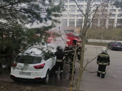 На росії чоловік закидав адмінбудівлю пляшками із коктейлями Молотова