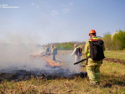 На Хмельниччині рятувальники спільно з лісівниками тренувались боротися з п…