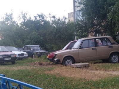 Водії паркуються на газонах та тротуарах: критична ситуація з паркомісцями