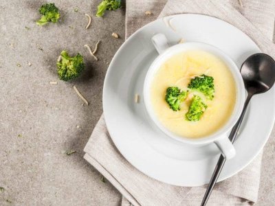 Смачний обід: Суп із сиру та картоплі