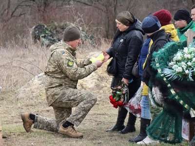 Схилившись на коліно, попрощалися з військовим Русланом Персіяновим, який вважався безвісти зниклим