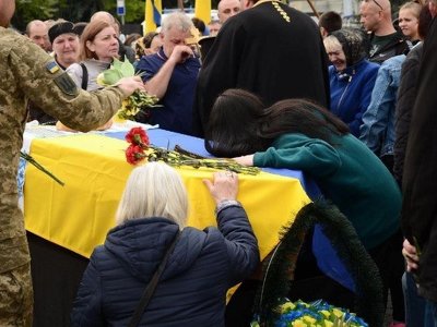 Україна попрощалася із захисником який вважався безвісти зниклим понад рік (ВІДЕО)