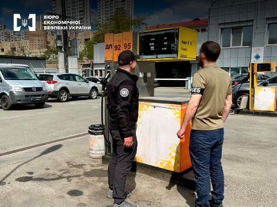 ✅ Детективи БЕБ викрили АЗС у Києві, на якій продавали незаконно виготовлене па…