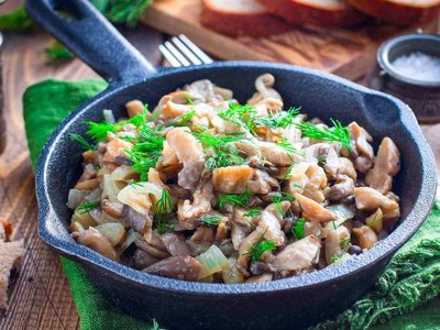 Смачні вишеньки у сметані на сковороді