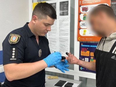 Фатальне кохання: чоловік встромив ніж у груди свого товариша через ревнощі