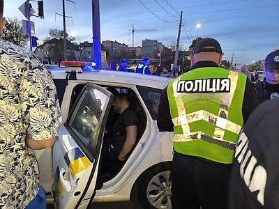 Водій BMW скоїв автопригоду, а його пасажир напав на поліцейського (ВІДЕО)