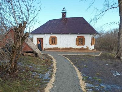 Сторічну хату переоблаштували на культурний осередок