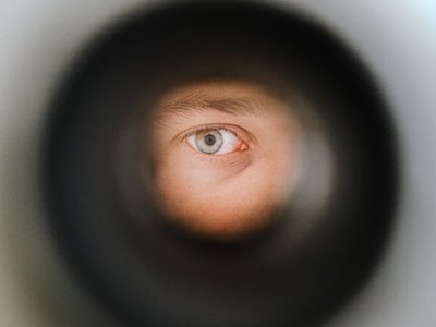 Чому нам інколи здається, що хтось на нас дивиться, хоча навколо нікого немає