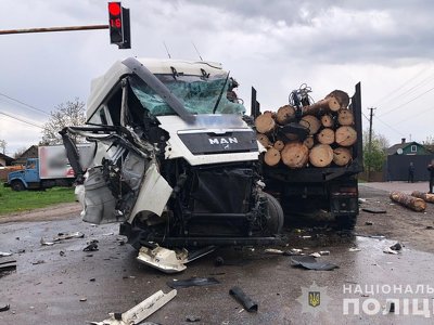 ДТП на Волині: побиті три вантажівки та уламки на дорозі (ФОТО)