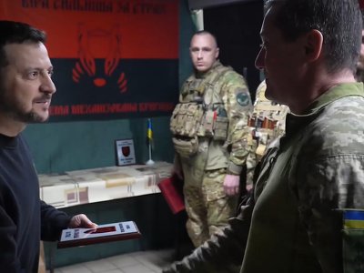 “Ви на одному з найгарячіших напрямків боїв за нашу державу”: Зеленський нагородив оборонців Часового Яру