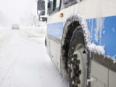 У російському Пітері колапс через снігопад. У місті быльше сотні ДТП