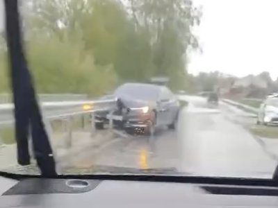Біля Луцька авто влетіло у відбійник (Відео)