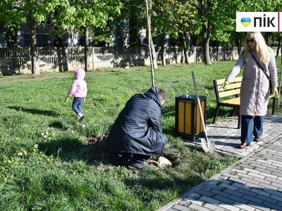 Велика толока: мер Франківська разом із дружиною посадили ясені на алеї “Позитрону” (ФОТО)