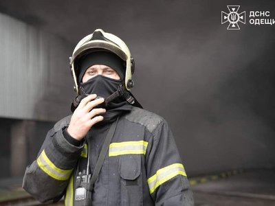 Вже більш ніж добу рятувальники ліквідовують наслідки ракетних обстрілів по О…