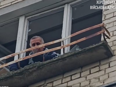 Чергова атака росіян на Херсонщину: вибиті вікна, пошкоджені балкони та згорілі автівки