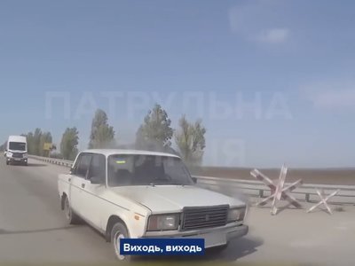Запорізькі патрульні допомогли загасити палаючий автомобіль на блокпосту
