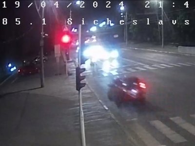 Виїхав на зустрічну, врізався в паркомат і перекинувся: подробиці ДТП з потерпілим на Січеславській Набережній у Дніпрі