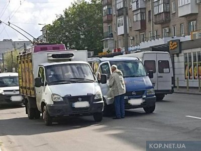 У центрі Кременчука зіштовхнувся хлібовоз та автівка спортивної школи